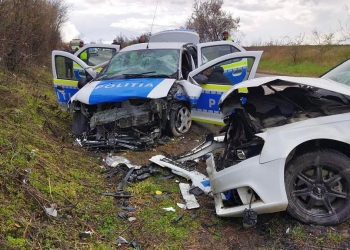 S-a „pupat” cu mașina de poliție! Patru persoane au ajuns la spital, în urma unui accident în vestul țării