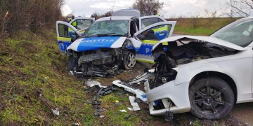 S-a „pupat” cu mașina de poliție! Patru persoane au ajuns la spital, în urma unui accident în vestul țării