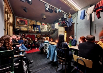 „Râdeți și aplaudați mai încet. 2023 e aproape!” Prima reprezentație „Auăleu” post-pandemie, amendată de „milițieni”!