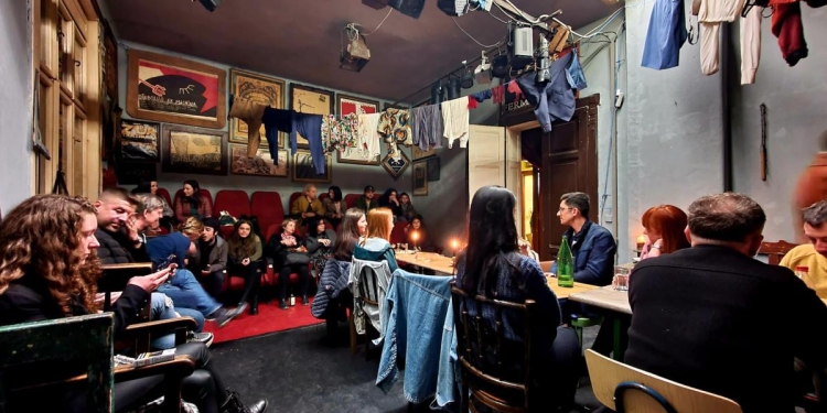 „Râdeți și aplaudați mai încet. 2023 e aproape!” Prima reprezentație „Auăleu” post-pandemie, amendată de „milițieni”!