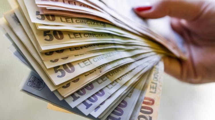 Un angajat a unei bănci este suspectat că ar fi făcut tranzacții ilegale de aproximativ 80 de mii de lei