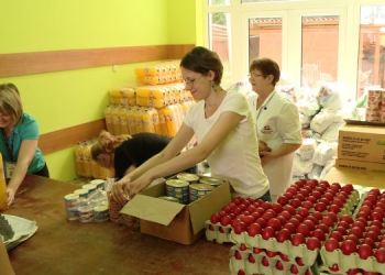 550 de beneficiari ai Cantinei Sociale au meniu special pentru masa de Paște