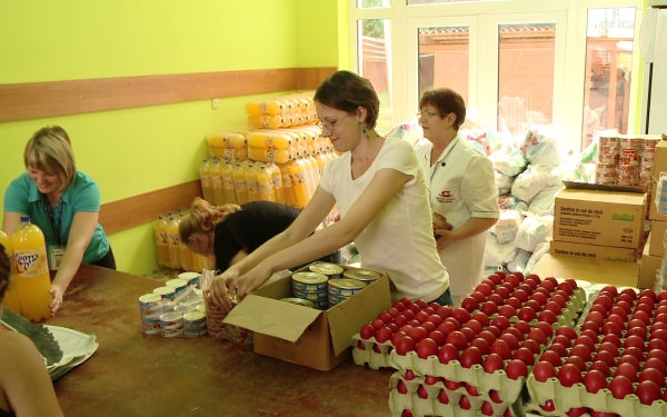 550 de beneficiari ai Cantinei Sociale au meniu special pentru masa de Paște