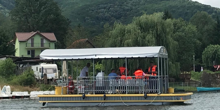 Invitație inedită de 1 Mai Muncitoresc! Plimbare cu catamaranul pe lacul Surduc