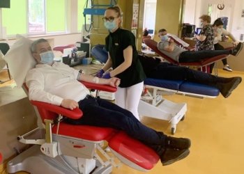 Subprefectul de Timiș a donat sânge pentru a susține operațiile pe inimă la copiii internați la Institutul de Cardiologie din Timișoara