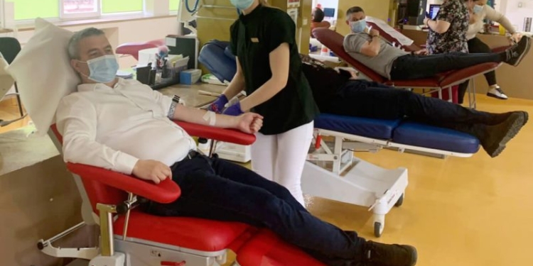 Subprefectul de Timiș a donat sânge pentru a susține operațiile pe inimă la copiii internați la Institutul de Cardiologie din Timișoara