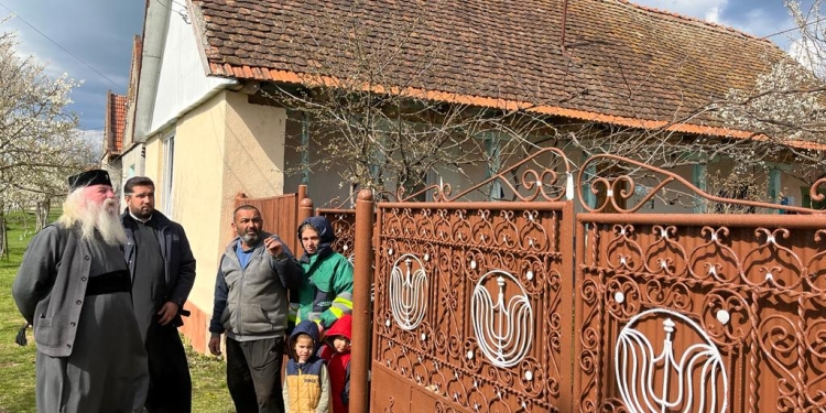 Sărbători mai tihnite pentru o familie necăjită din Timiș! Mitropolitul Banatului i-a donat o casă