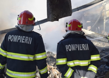 Anchetă deschisă de polițiști în urma incendiului de la hala industrială de la Săcălaz