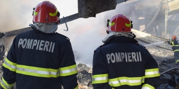 Anchetă deschisă de polițiști în urma incendiului de la hala industrială de la Săcălaz