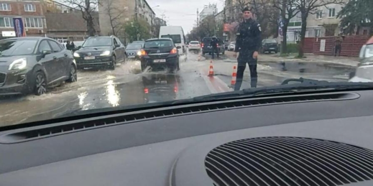 VIDEO Inundație pe un bulevard principal din Timișoara! A fost nevoie de intervenția pompierilor și jandarmilor