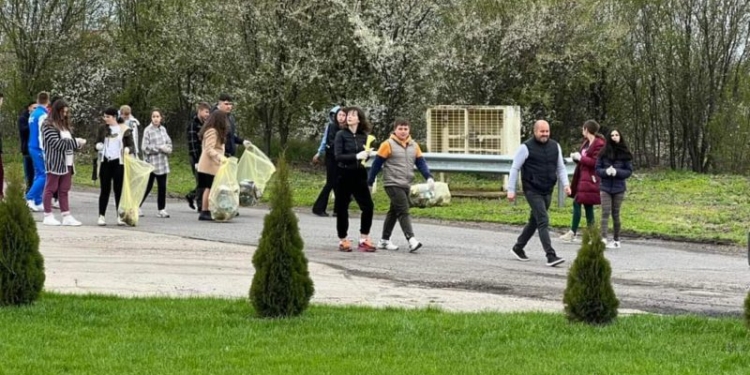 Zeci de copii din Moravița au dat o lecție de bună creștere adulților! Au strâns saci de gunoi din comuna lor