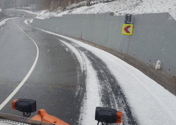 Weekend de iarnă autentică pe drumurile din vestul țării! Drumarii au intervenit pe mai multe tronsoane