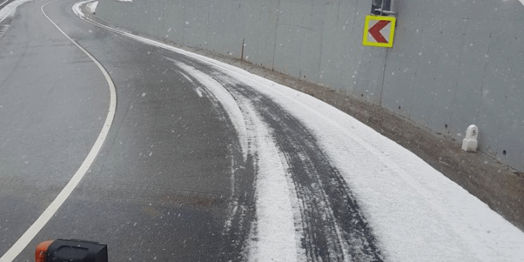 Weekend de iarnă autentică pe drumurile din vestul țării! Drumarii au intervenit pe mai multe tronsoane