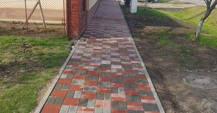 Trotuar pavat, în Utvin. Misiune plină de provocări