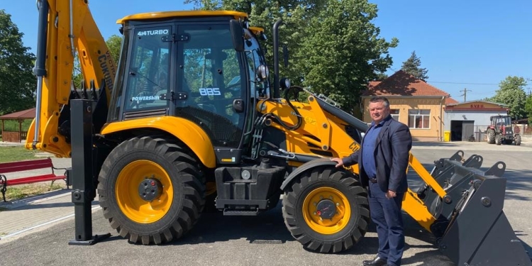 ”Shopping” de primar: un buldoexcavator pentru lucrări în comuna Sânmihaiu Român