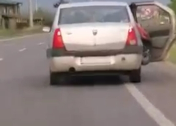 VIDEO În Timiș, mai ceva ca în Vaslui! Un timișean nu a plecat cu porcul în mașină, dar cu scuter-ul