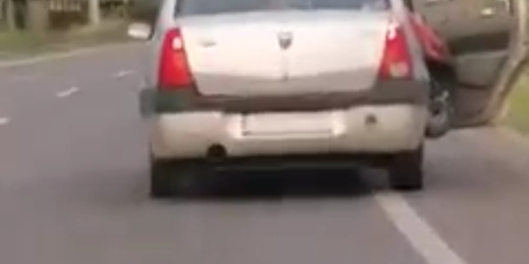 VIDEO În Timiș, mai ceva ca în Vaslui! Un timișean nu a plecat cu porcul în mașină, dar cu scuter-ul