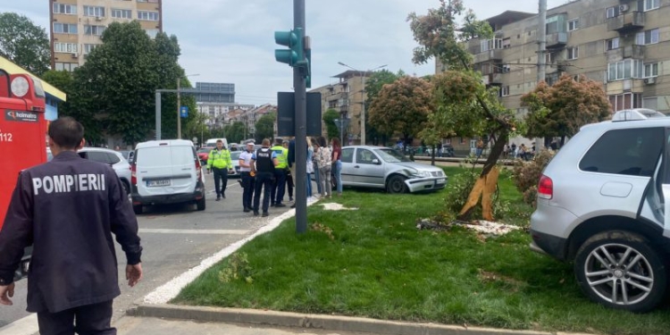 Carambol în Arad. 6 mașini s-au ciocnit. O persoană a fost rănită