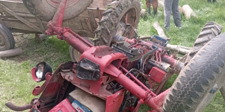 Un bărbat a murit după ce tractorul pe care îl conducea a căzut peste el