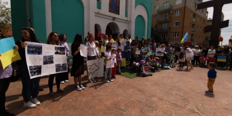 Zeci de refugiați s-au adunat în fața Bisericii Ortodoxe Ucrainene din Timișoara pentru a cinsti memoria celor căzuți în război