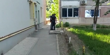 VIDEO UPDATE O adolescentă a vrut să încheie socoteala cu viața! S-a aruncat de la etajul 5 al unui bloc din Timișoara