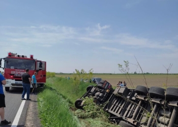 Accident grav pe DN 79A. O persoană a murit după ce un camion s-a răsturnat în afara părții carosabile
