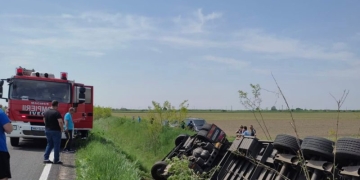 Accident grav pe DN 79A. O persoană a murit după ce un camion s-a răsturnat în afara părții carosabile