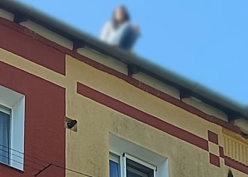 „Ai grijă ce îți dorești!” O tânără din Reșița a amenințat că se sinucide, dar ar fi căzut, din neatenție, de la etajul 4