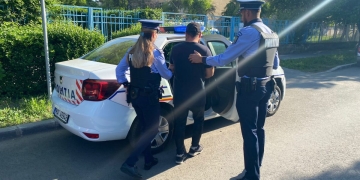 VIDEO De la mic la mare, și-au cărat pumni și picioare în Piața Victoriei din Timișoarei