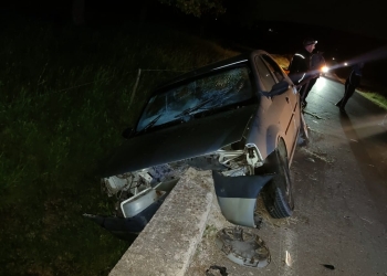 Accident grav în județul Arad. A murit după ce a intrat cu mașina într-un cap de pod