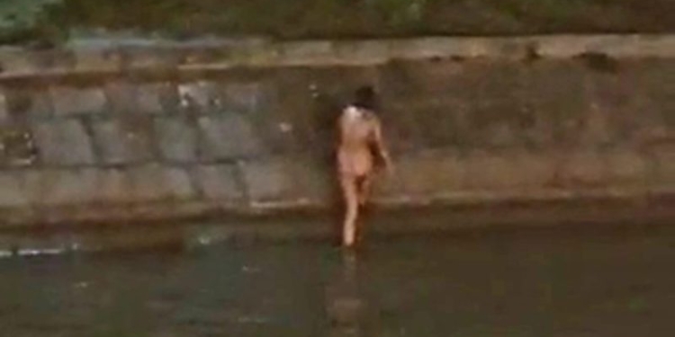 Baie în pielea goală, în Bega