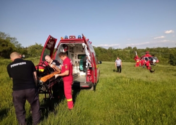 Bărbat rănit grav după ce a căzut din copac