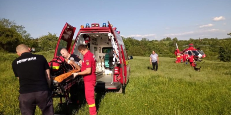 Bărbat rănit grav după ce a căzut din copac