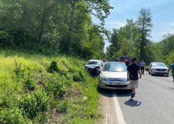 Accident grav! Trei mașini implicate, 6 persoane rănite