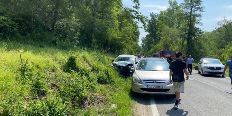 Accident grav! Trei mașini implicate, 6 persoane rănite