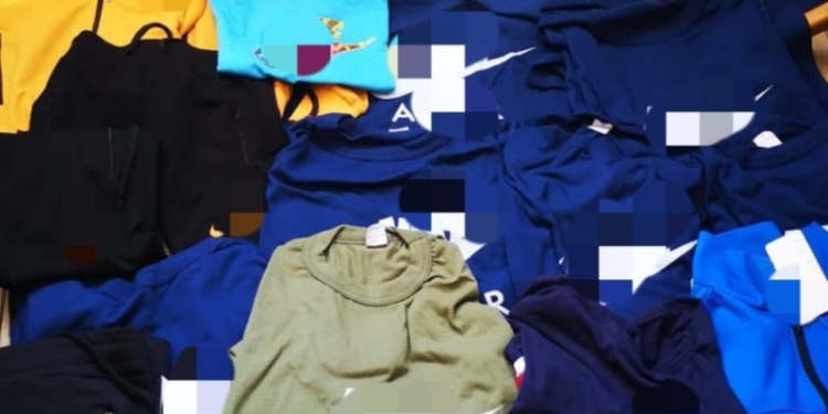 Haine contrafăcute cu etichete ale unor firme celebre, ridicate de poliție