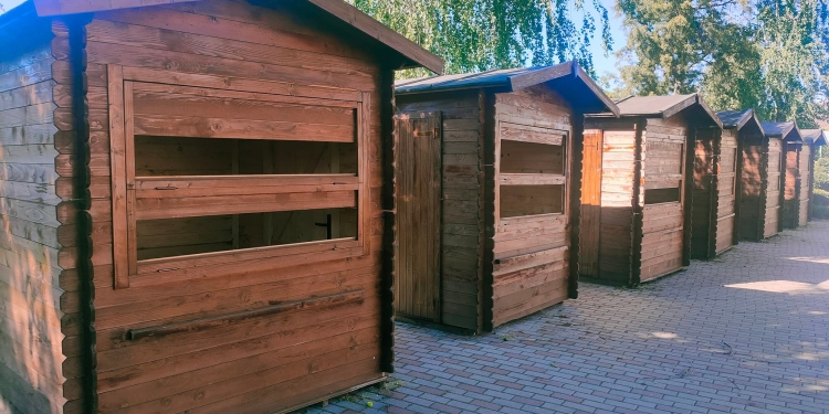 Amendă usturătoare pentru părinții unui băiat din Șag care a distrus niște căsuțe din lemn