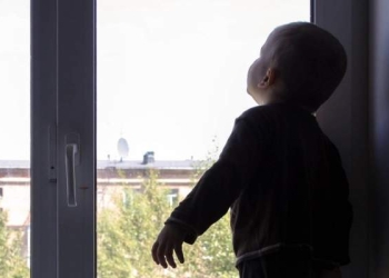 Un copil de 1 an și 4 luni a căzut de la etajul 4 al unui bloc