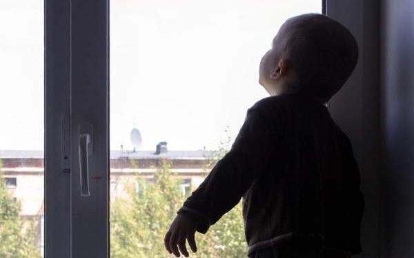 Un copil de 1 an și 4 luni a căzut de la etajul 4 al unui bloc