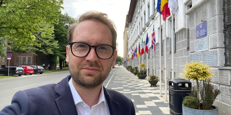 Prefectura Timiș nu vrea să mai vadă steaguri ale altor țări în fața Primăriei Timișoara