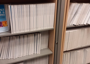 Colecție impresionantă de reviste tehnice, donată Universității Politehnica Timișoara! Peste 400 de kg de reviste au ajuns în biblioteca instituției