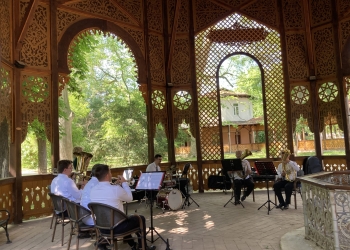 Promenadă la Buziaș. Concerte de fanfară, plimbări sub Colonadă, băi termale și degustări de vin