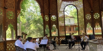 Promenadă la Buziaș. Concerte de fanfară, plimbări sub Colonadă, băi termale și degustări de vin