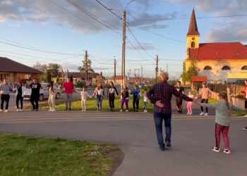 VIDEO Tradiții populare promovate printr-un flash-mob inedit, într-o comună din Timiș