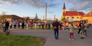 VIDEO Tradiții populare promovate printr-un flash-mob inedit, într-o comună din Timiș