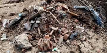 Gunoaie îngropate într-o comună din Timiș. Garda de Mediu a făcut plângere penală