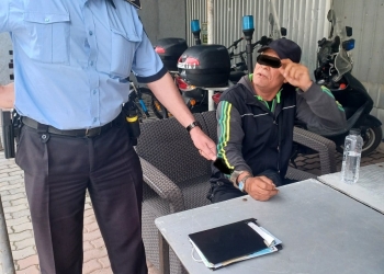 Prins cu mâna-n geantă! Un bărbat care a „atentat” la o poșetă, în tramvai, a fost prin de polițiștii locali din Timișoara