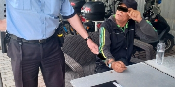 Prins cu mâna-n geantă! Un bărbat care a „atentat” la o poșetă, în tramvai, a fost prin de polițiștii locali din Timișoara