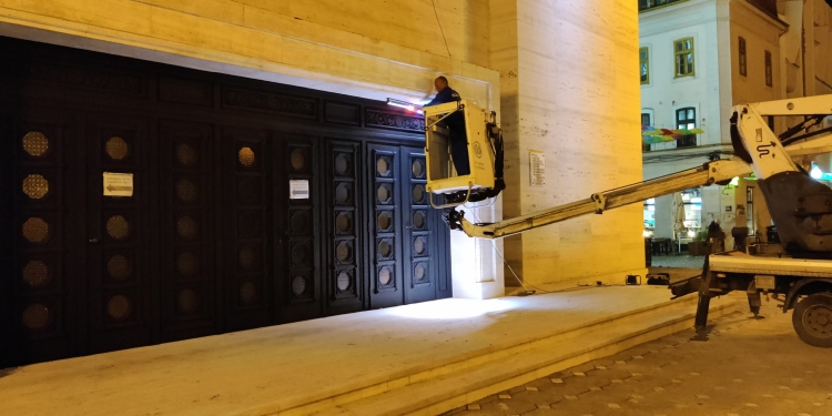 Opera Română din Timișoara, pusă în valoare. Se testează iluminatul arhitectural