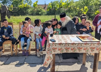 O familie cu 11 copii are un acoperiș deasupra capului, mulțumită mitropolitului Banatului